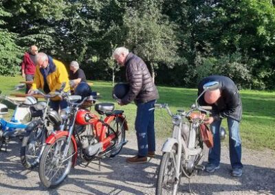September måned knallertturen startede fra Børkop Vandmøller, kl. 18.00. Der var 19 knallerter til start - En måtte "opgive" på turen, 😥 som nåede op på 46,6 km, denne aften - PLUS de ca 2 x 19 km, for dem som kom kørende på de to hjulede ud til startstedet.... En dejlig tur - i dejligt vejr 😀 - men..... det blev mørkt inden de sidste knallerter nåede hjem i garagen - desværre et tegn på..... efterårets kommen.🤭 Foto: Johnny Boe Sørensen & Bertel.